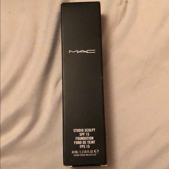 MAC Studio Sculpt SPF 15 Foundation - Picture 1 of 3